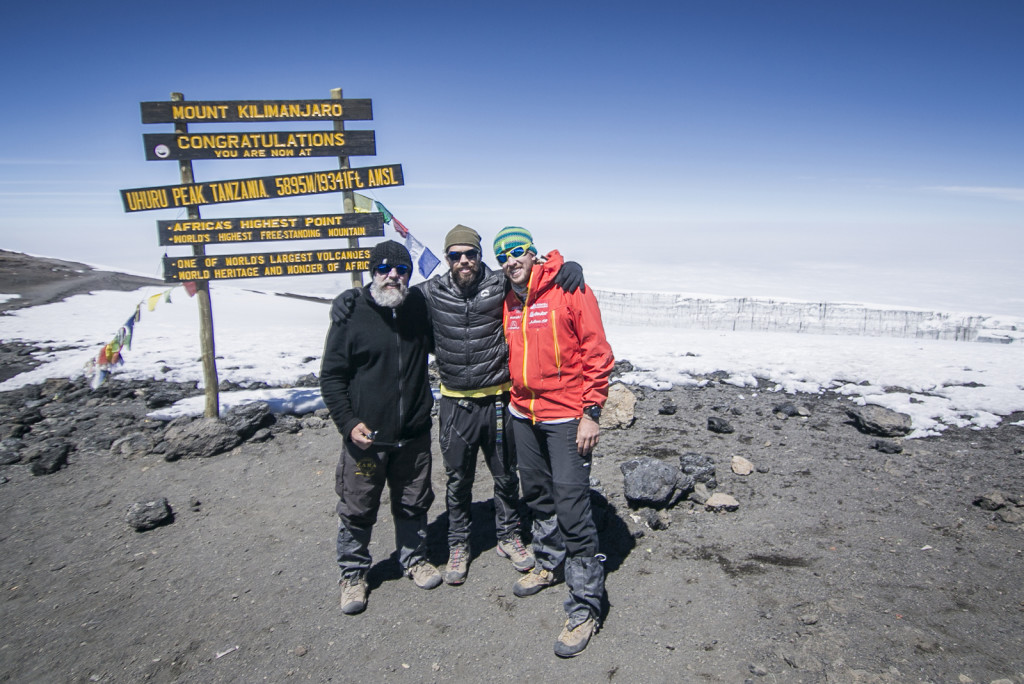 Gustavo, Gabriel e Maximo no cume do Kilimanjaro.