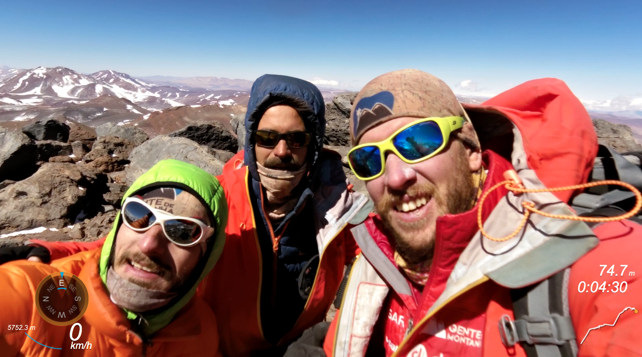 O trio comemorando no cume do Monte Parofes - Foto de Maximo Kausch - Imagem da Garmin VIRB